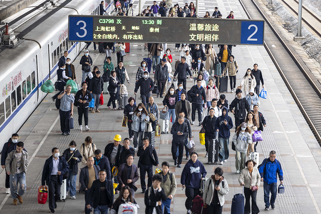 长三角铁路今日迎来返程客流高峰，预计发送370万人次
